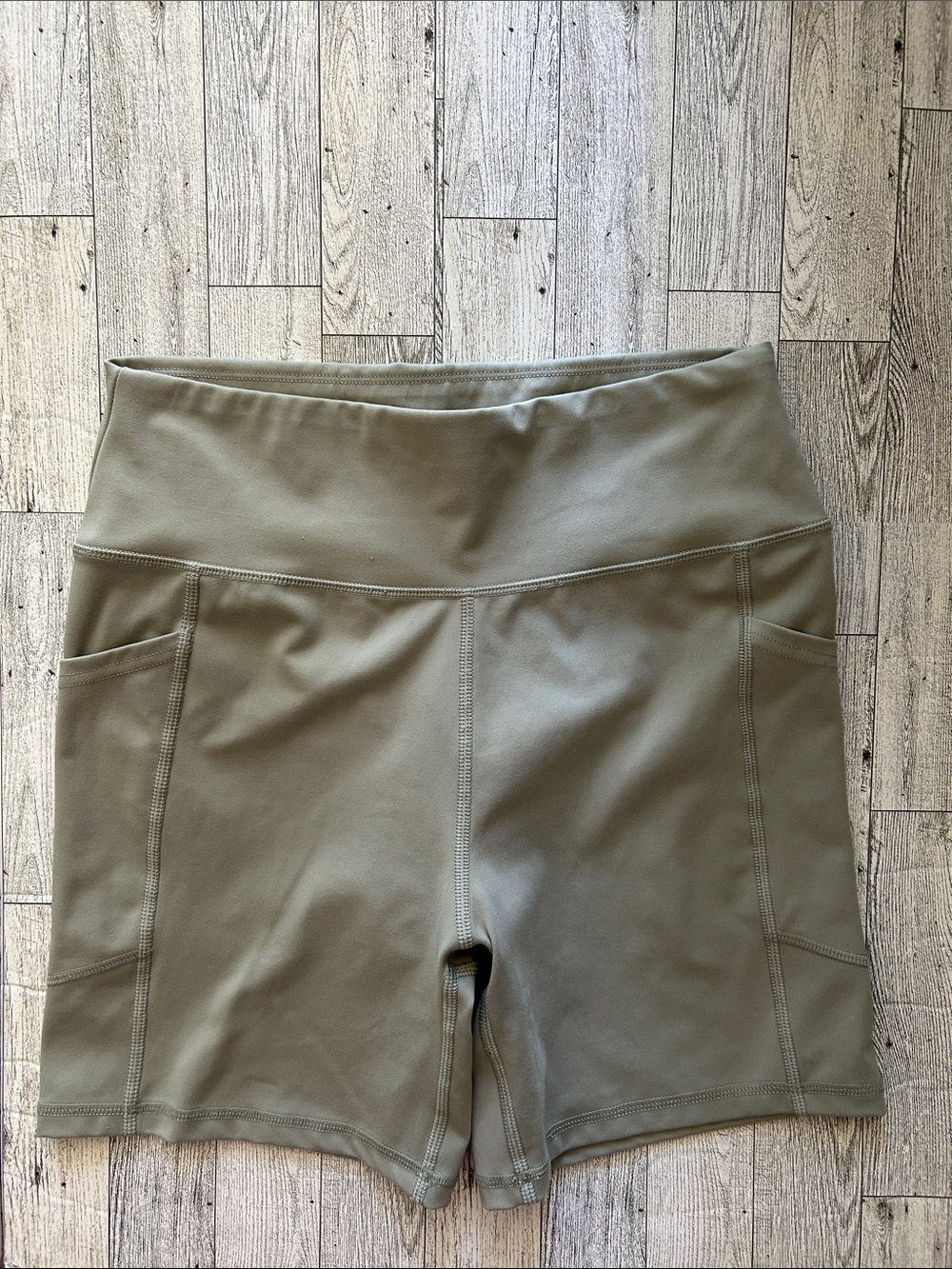 *closet clean out* American Eagle the everything Bike Shorts M
